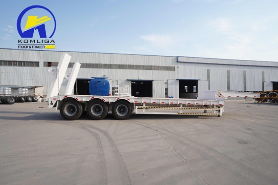 Semi-reboque Lowboy de banco plano com 3 eixos pesados e sistema de suspensão mecânica