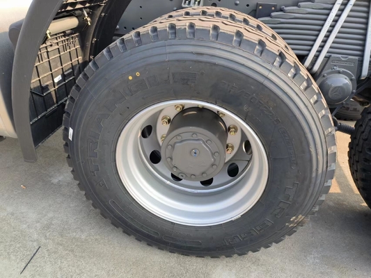 Sinotruk HOWO 6X4 10 Wheeler Prime Mover Tractor Head Truck com suporte de peças sobressalentes