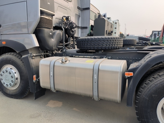 6X4 Sinotruk HOWO Tractor Heavy Duty Truck Trailer Head com capacidade do motor Wd615.47&gt; 8L
