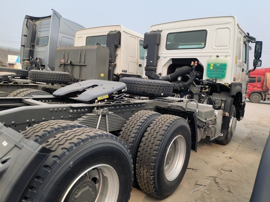 Caminhão de trator Sinotruk HOWO usado 6X4 Euro 2 Padrão de emissões Cisterna de óleo de alumínio de 400L