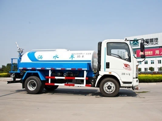 30T Carga útil Sinotruck HOWO 4X2 Mini 2000 galões caminhão de água com motor D12.42