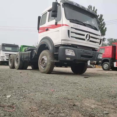 Caminhão pesado Beiben 6X4 Caminhão de carga Chassi Motor Capacidade&gt; 8L e potência 351-450 cv
