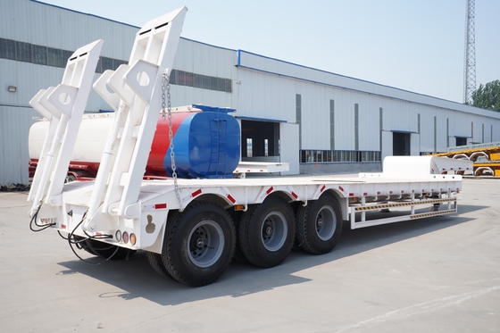 Sinotruk HOWO 3 eixos 60t Semi Lowbed Trailer com Rampa 7000-8000mm Base de rodas Flatbed