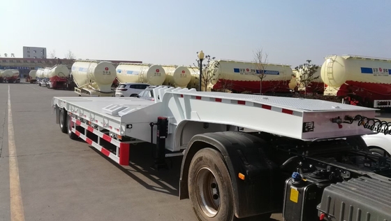 Sinotruk HOWO 3 eixos 60t Semi Lowbed Trailer com Rampa 7000-8000mm Base de rodas Flatbed