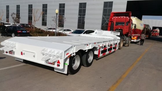 Sinotruk HOWO 3 eixos 60t Semi Lowbed Trailer com Rampa 7000-8000mm Base de rodas Flatbed