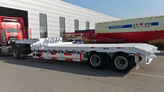2-5 eixos Sinotruk Semi-reboque de cama baixa com trem de pouso 30-100t Capacidade 12 Pneus