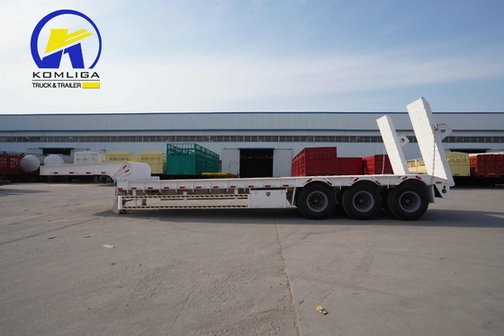 Semi-reboque Lowboy de banco plano com 3 eixos pesados e sistema de suspensão mecânica