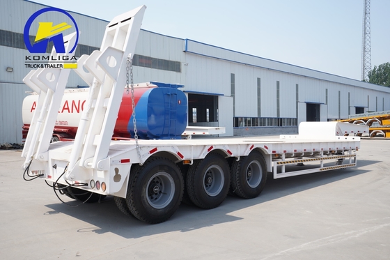 Semi-reboque Lowboy de banco plano com 3 eixos pesados e sistema de suspensão mecânica
