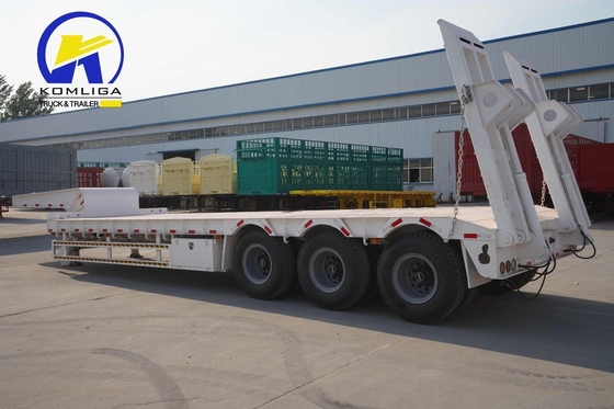 Semi-reboque Lowboy de banco plano com 3 eixos pesados e sistema de suspensão mecânica