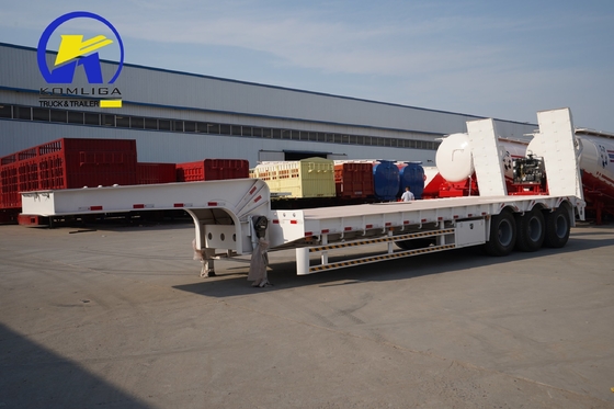 Semi-reboque Lowboy de banco plano com 3 eixos pesados e sistema de suspensão mecânica