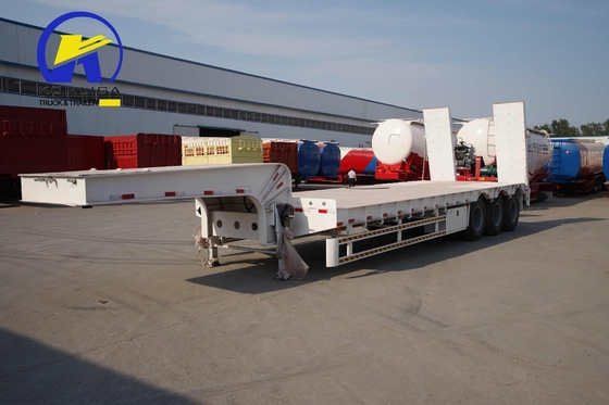 Semi-reboque Lowboy de banco plano com 3 eixos pesados e sistema de suspensão mecânica